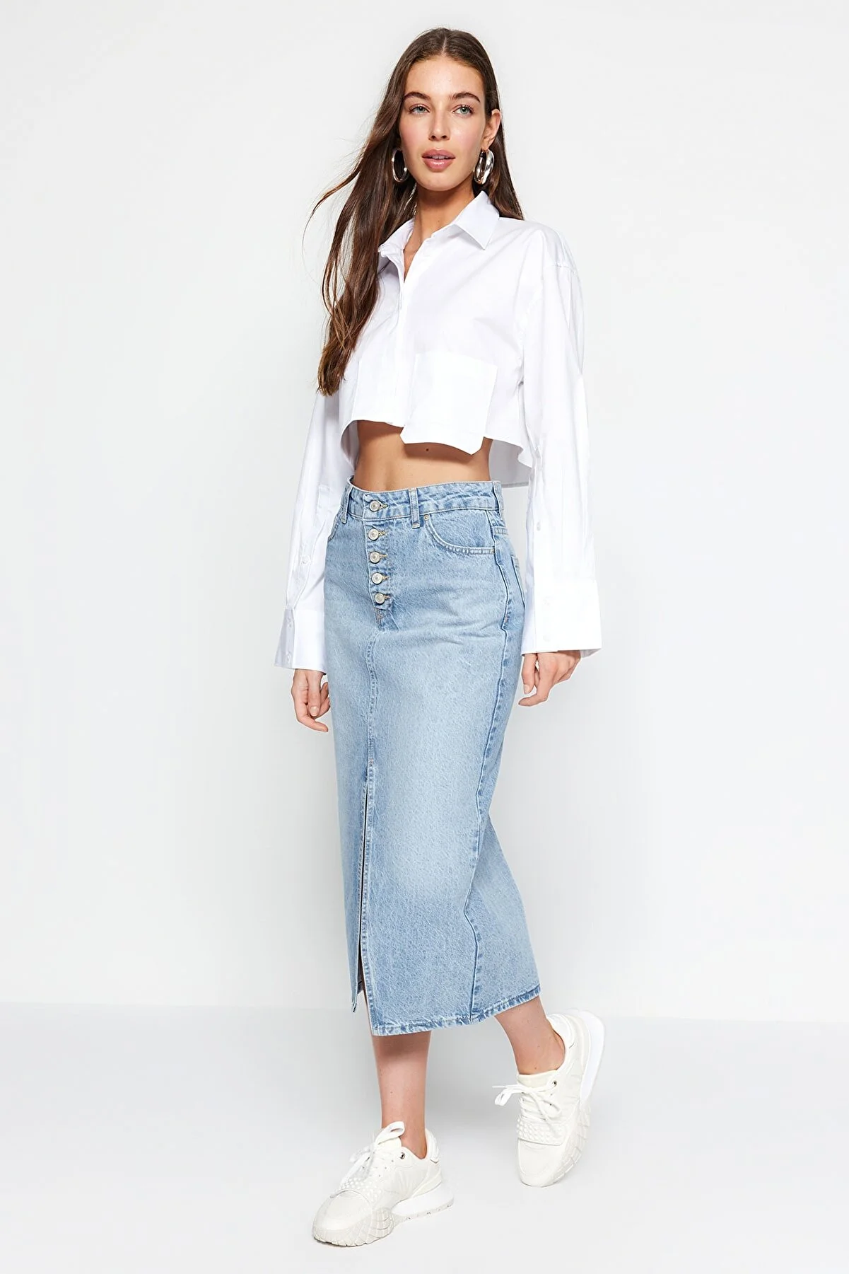Trendyol Collection  Blauer Midi-Jeansrock mit Knopfleiste und Schlitz vorne TWOAW24ET00063
