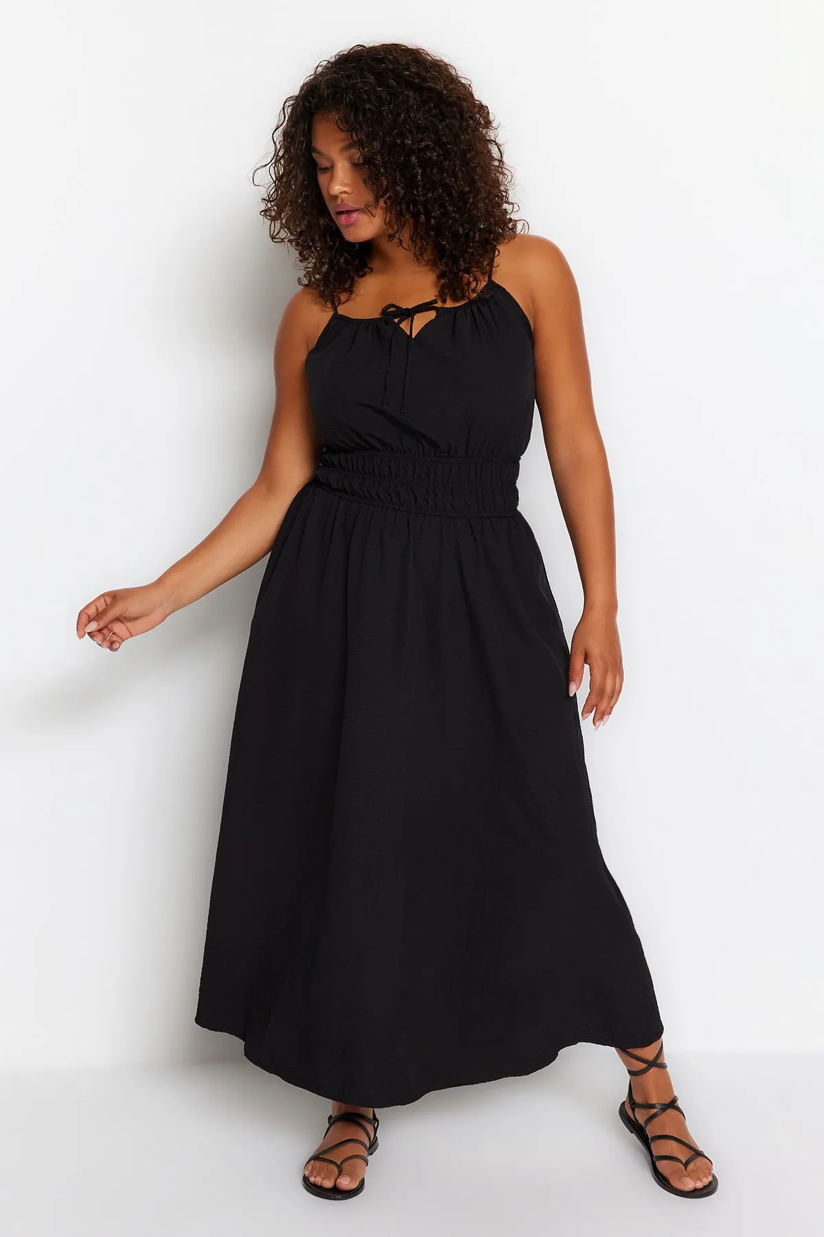 Trendyol Curve  Schwarzes gewebtes Kleid mit elastischer Taille TBBSS23AH00045