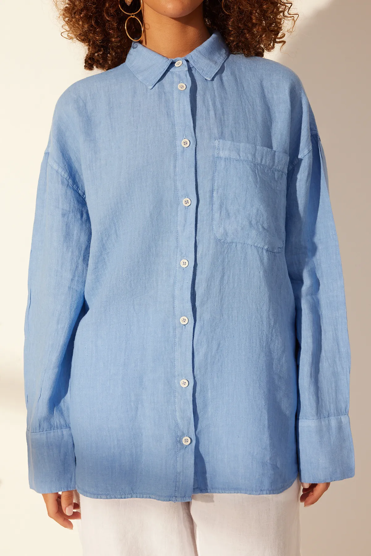 Trendyol Collection  Blaues Oversize-Hemd aus 100 % Leinen TWOSS23GO00443