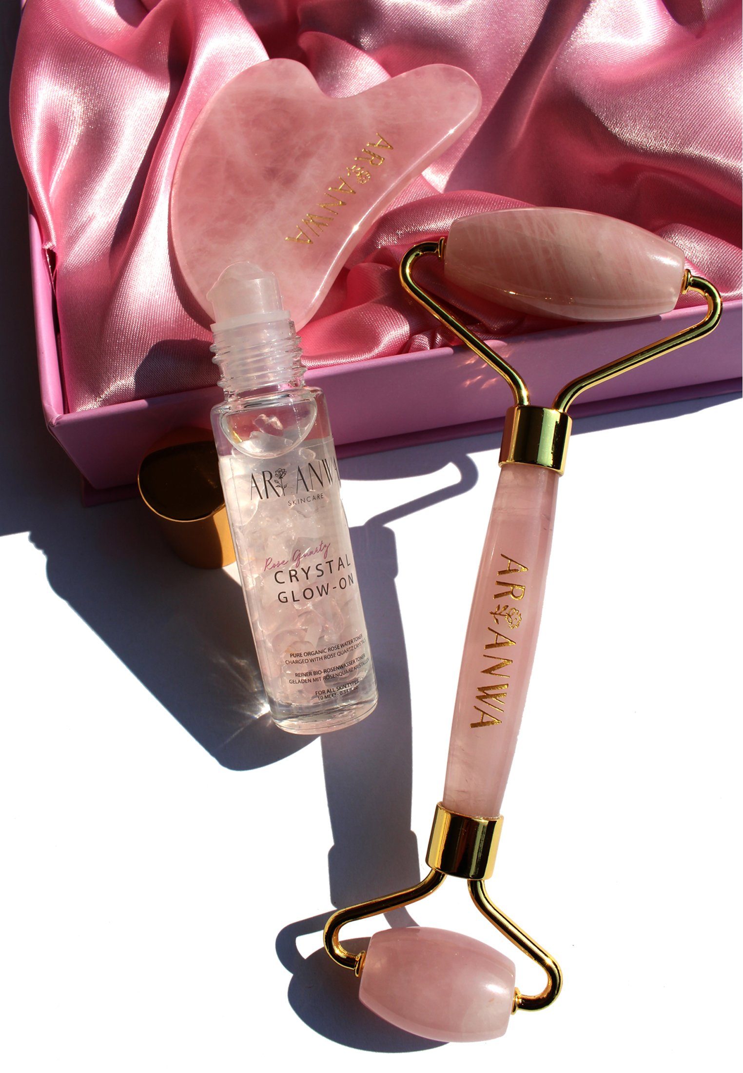 ARI ANWA Skincare Gesichtspflege-Set The Glow Kit Rose, Rosenquarz Roller + Gua Sha + Roll On Rosenwasser