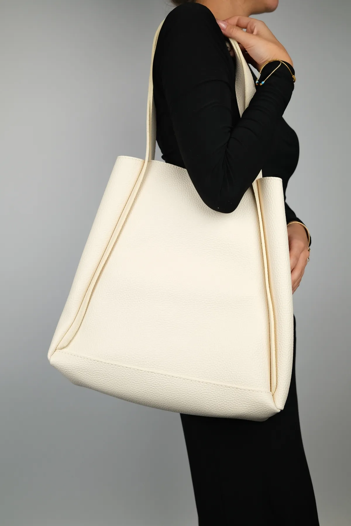 LuviShoes  KLOS Damen Umhängetasche Floater in Creme