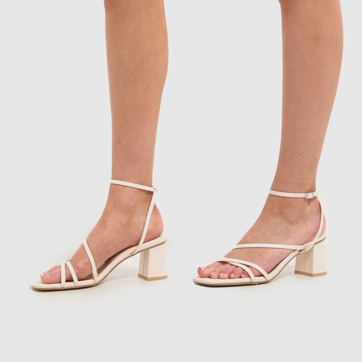 Schuh – Sully – Höga klackar med remmar i off-white
