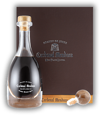 Cardenal Mendoza Non Plus Ultra Decanter & Holzkiste Cardenal Mendoza Non Plus Ultra Decanter & Holzkiste Wahrer Genuss in einer exklusiven Aufmachung, ein unvergleichlicher Brandy und ein wahres Privileg, wodurch die Geschichte der Weinkellerei refl