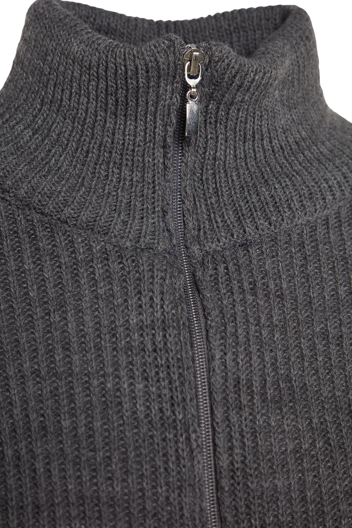 Trendyol Collection  Anthrazitfarbener Strickpullover mit breitem Muster und Reißverschluss und hohem Kragen TWOAW24KZ00507