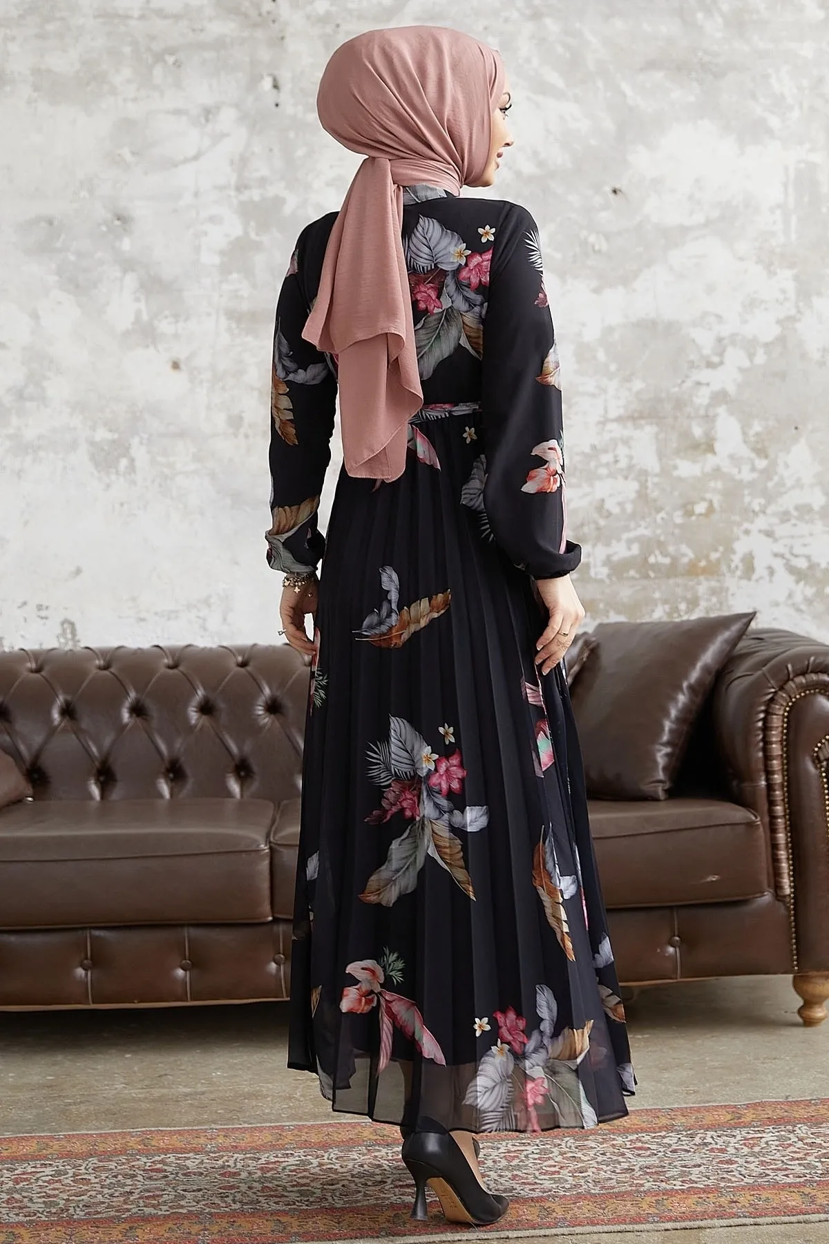 InStyle  Ares Chiffonkleid mit Federmuster – Schwarz