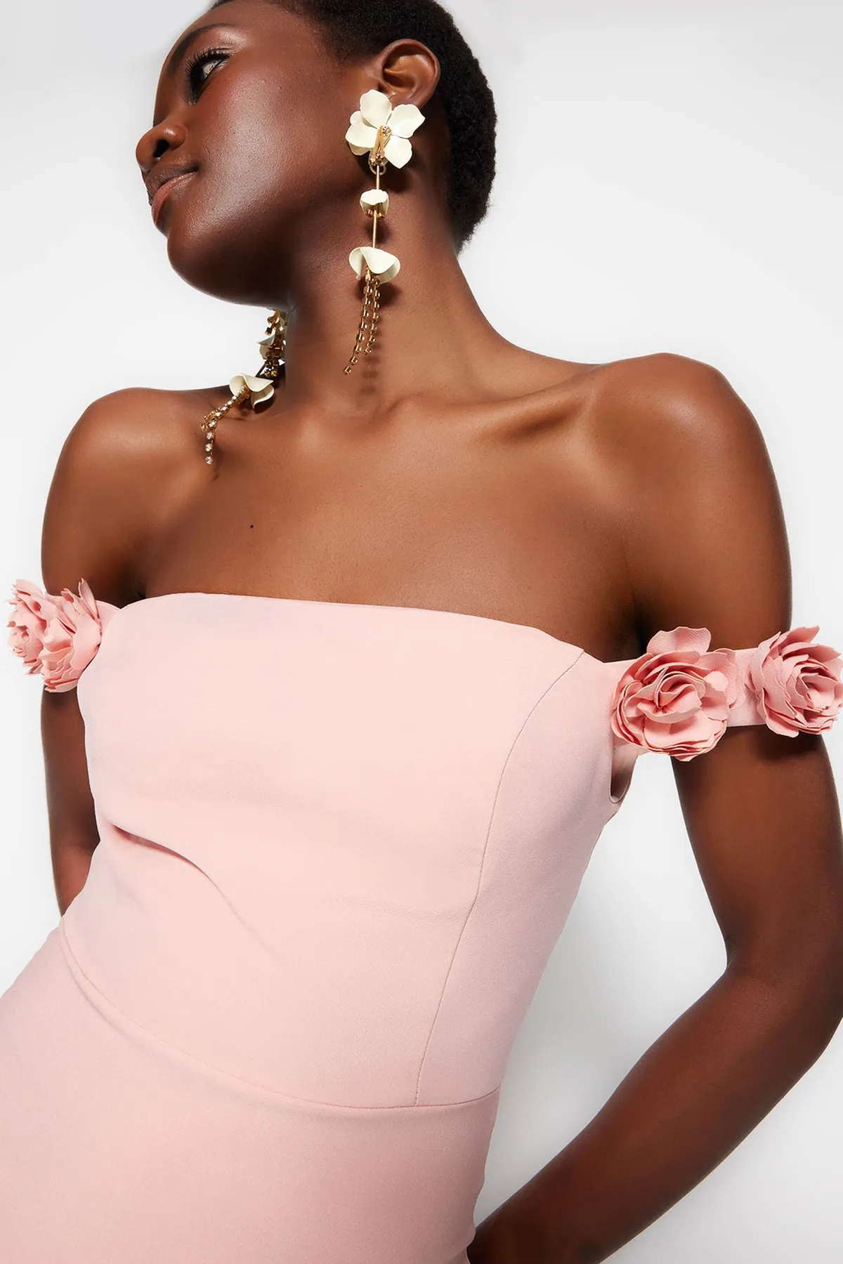 Trendyol Collection  Langes Abendkleid mit Futter aus getrockneten Rosen und gewebten Accessoires TPRSS23AE00044