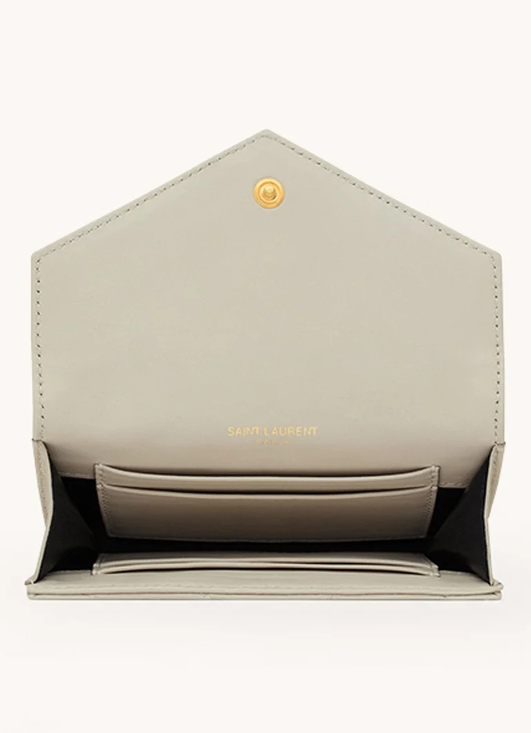 Portofel mic matlasat, tip clutch, de la Saint Laurent Cassandre, confecționat din piele de miel matlasată.