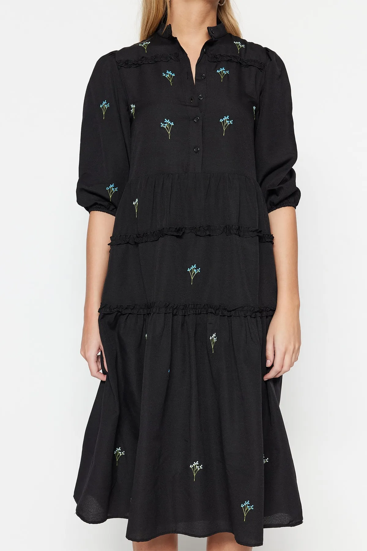 Trendyol Collection  Schwarzes, gerade geschnittenes, besticktes Midi-Webkleid TWOAW22EL0882