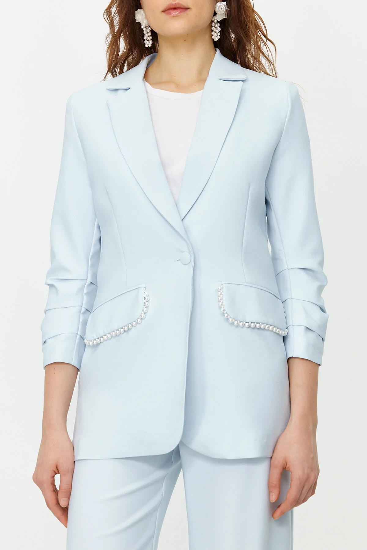 Trendyol Modest  Set aus Jacke und Hose aus Krepp mit blauen Perlen und gewebtem Unterteil und Oberteil TCTSS24US00011