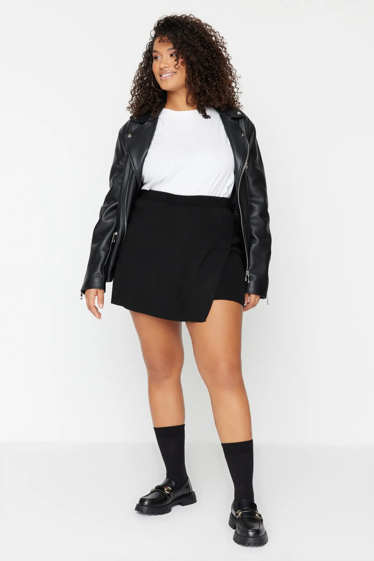 Trendyol Curve  Schwarze Strickshorts im Rock-Look