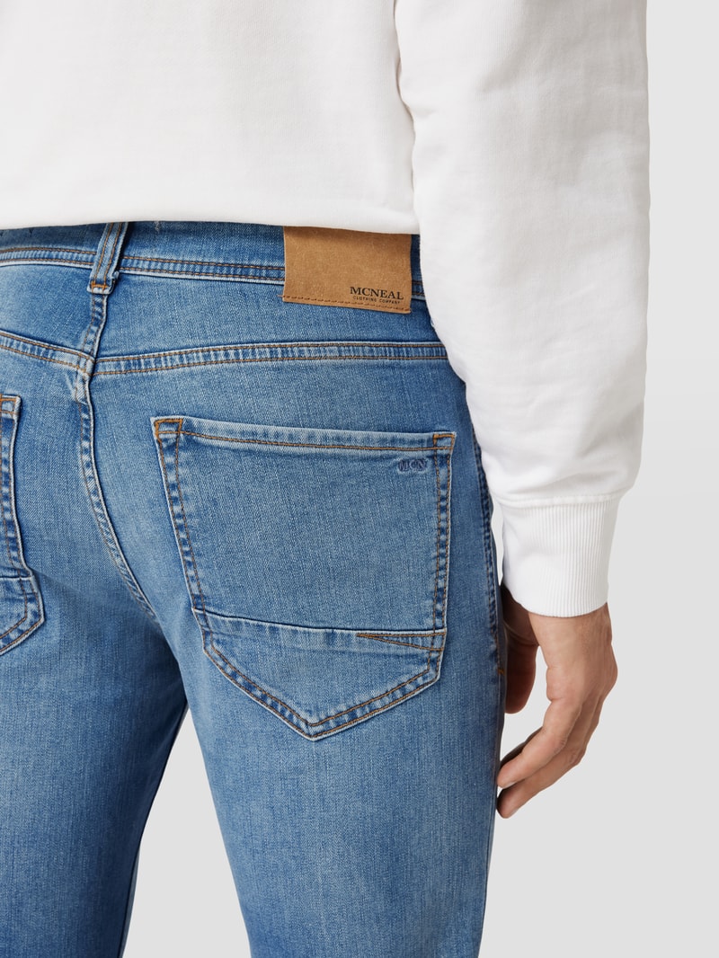 Jeans mit Label-Patch in hellblau