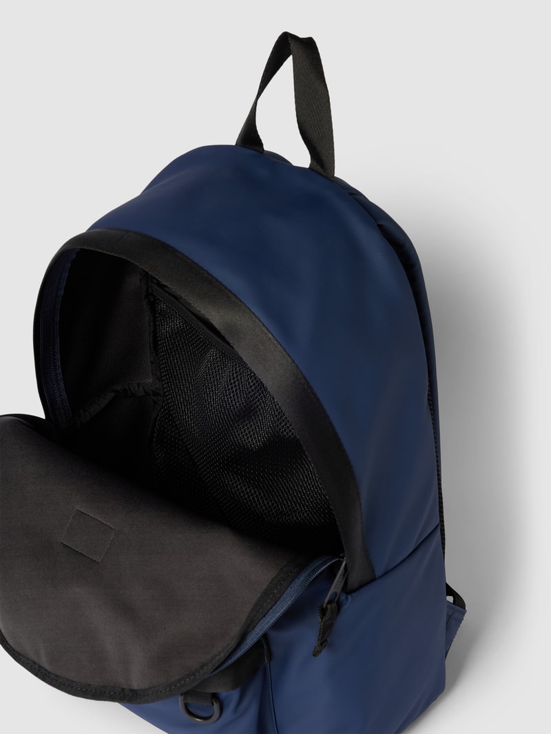 Rucksack in Two-Tone-Machart mit Label-Patch in marineblau