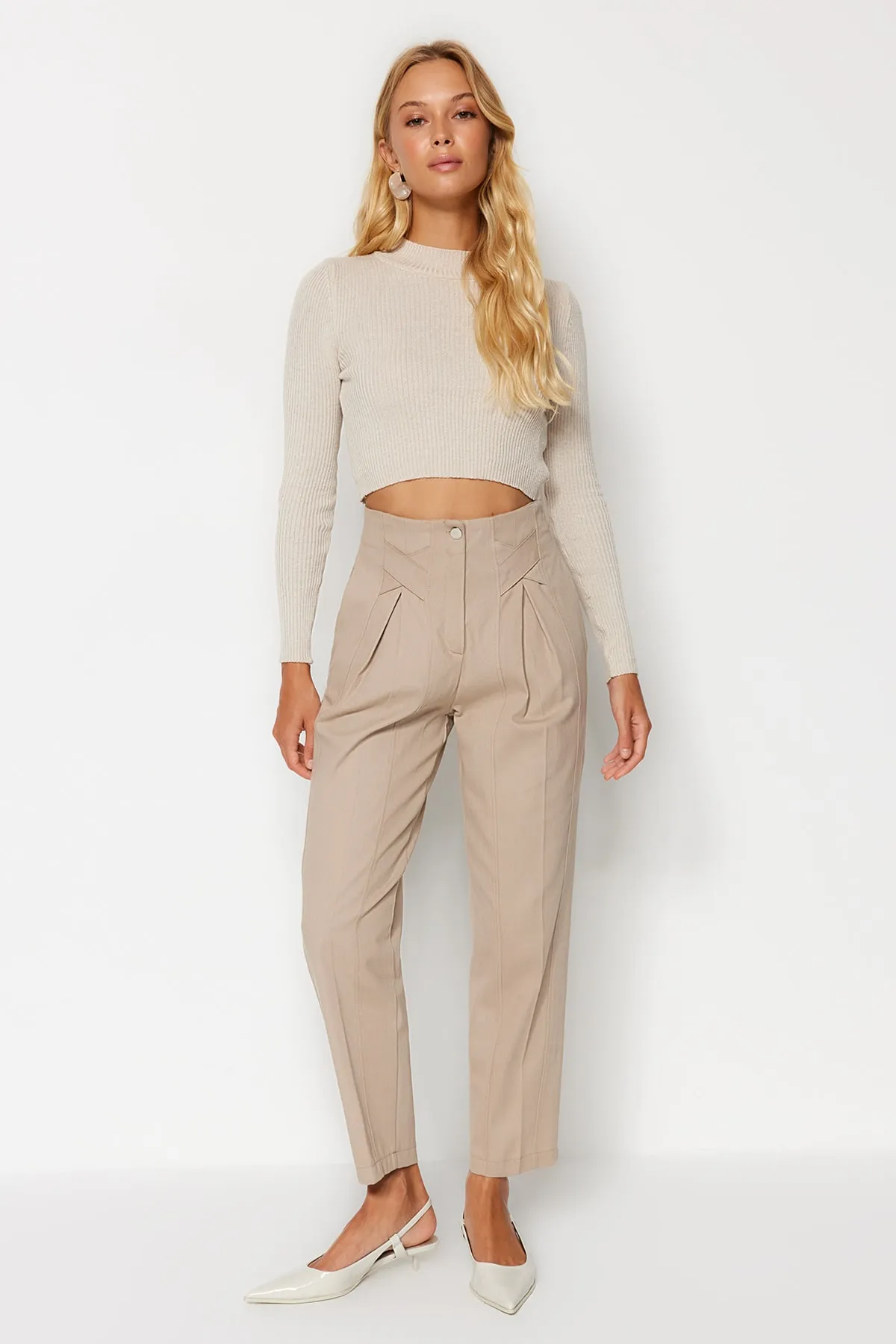 Trendyol Collection  Nerzfarbene, gewebte Hose aus Baumwolle mit Karottenmuster und Streifendetails TWOAW22PL0342