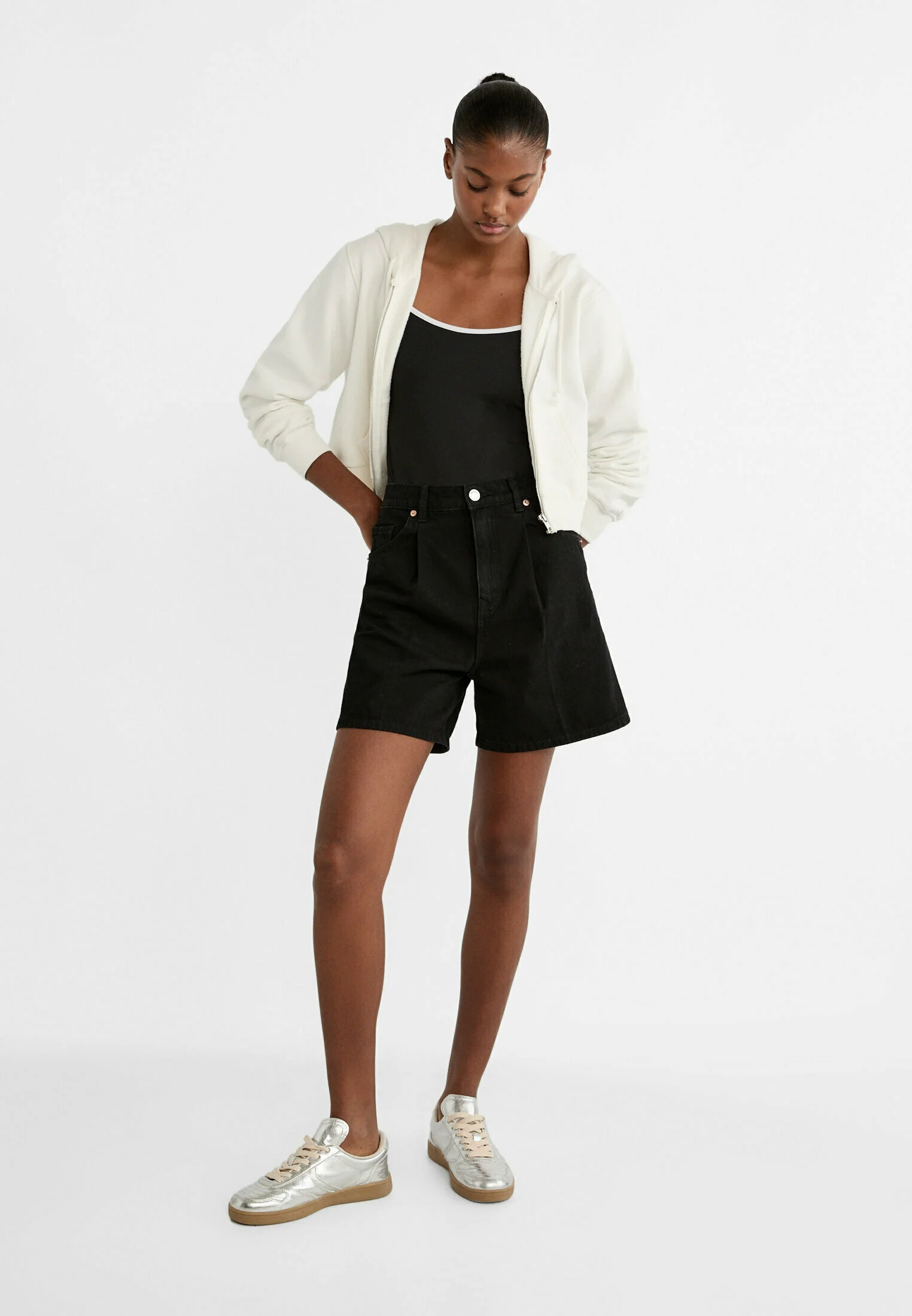Stradivarius PLEATED BAGGY - Pantalones cortos vaqueros