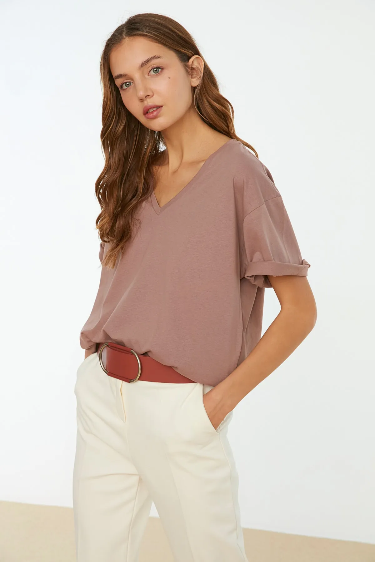 Trendyol Collection  Nerzfarbenes Single-Jersey-Strick-T-Shirt im Boyfriend-Stil mit V-Ausschnitt TWOSS20TS0132