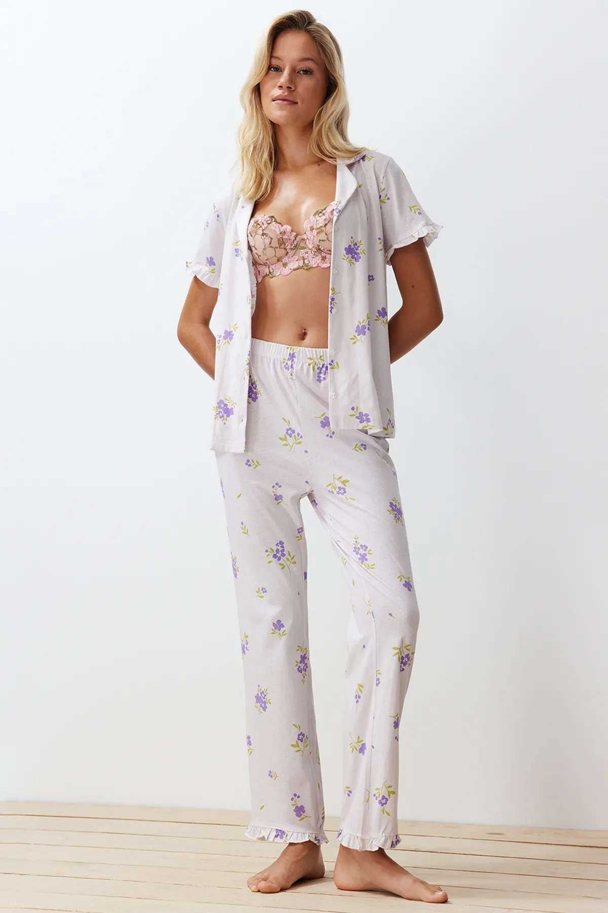 Trendyol Collection  Ecru-Multicolor-Strickpyjama-Set aus 100 % Baumwolle mit Blumenrüschen und detaillierten Details THMSS24PT00228
