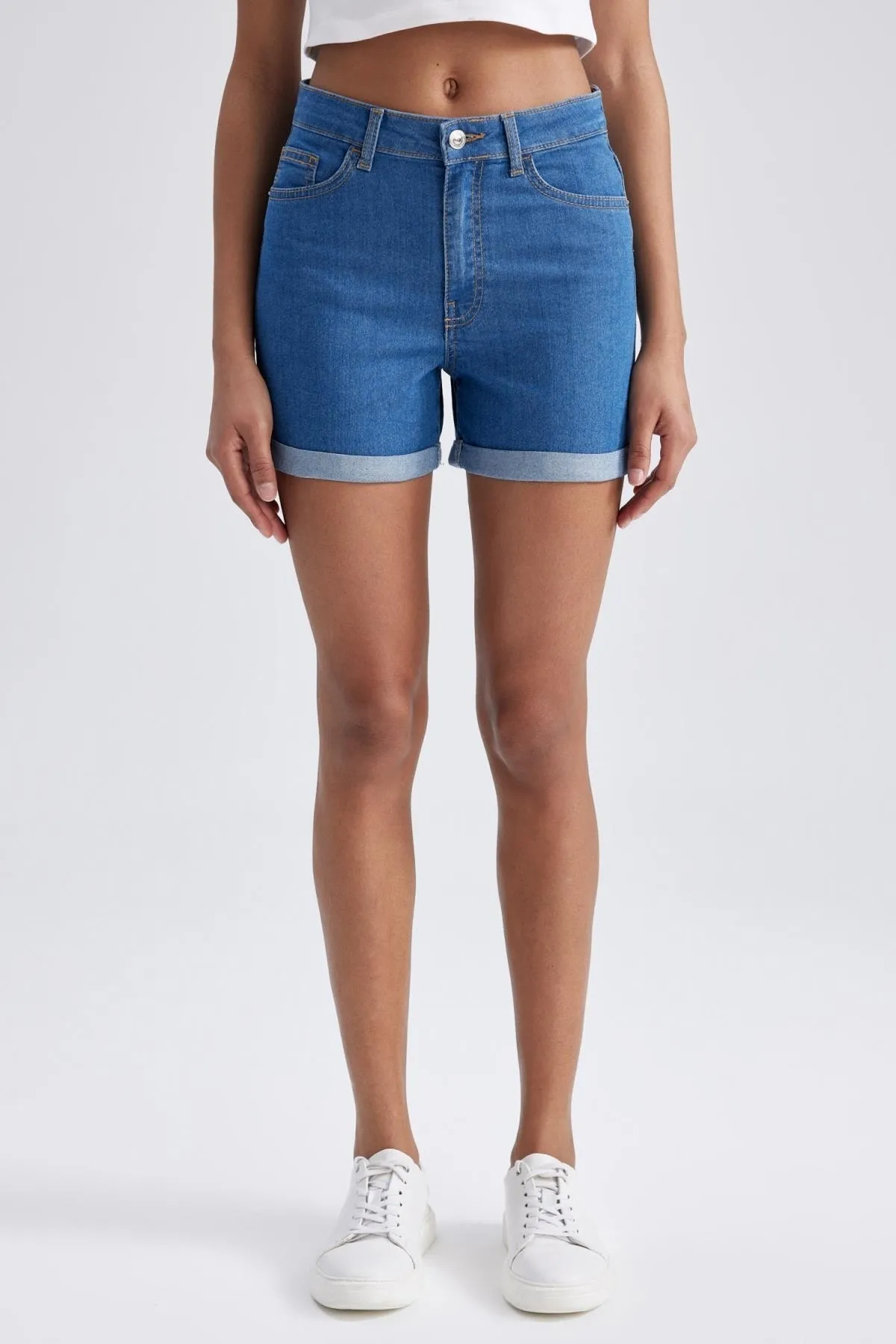 DeFacto  Jeans-Shorts mit normaler Taille und umgeschlagenem Bein A1959ax23sm