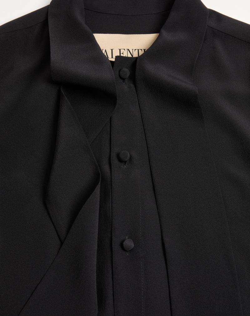 Camisa Valentino em crepe de seda com gola lenço