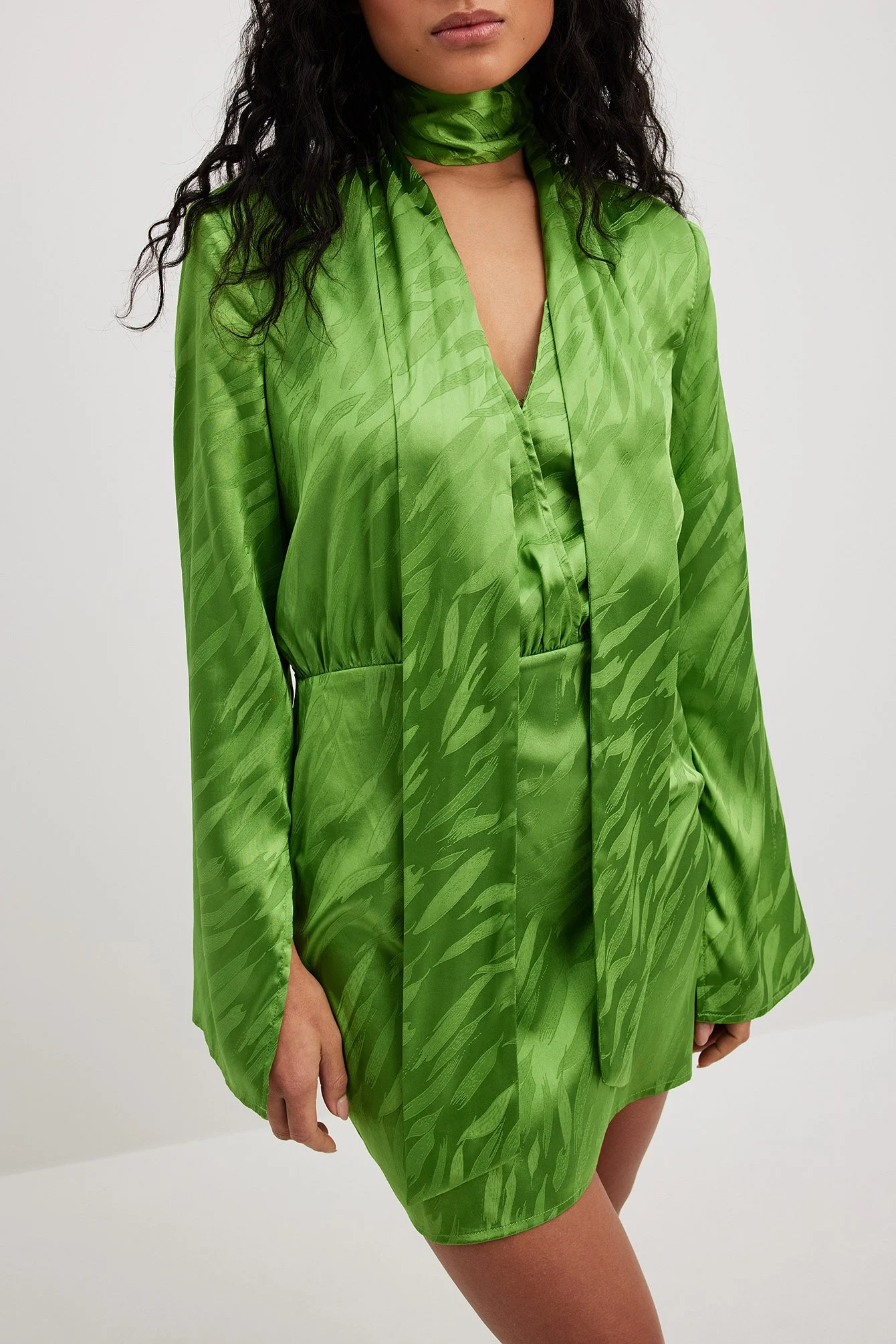 Minikleid mit ausgeprägten Schultern