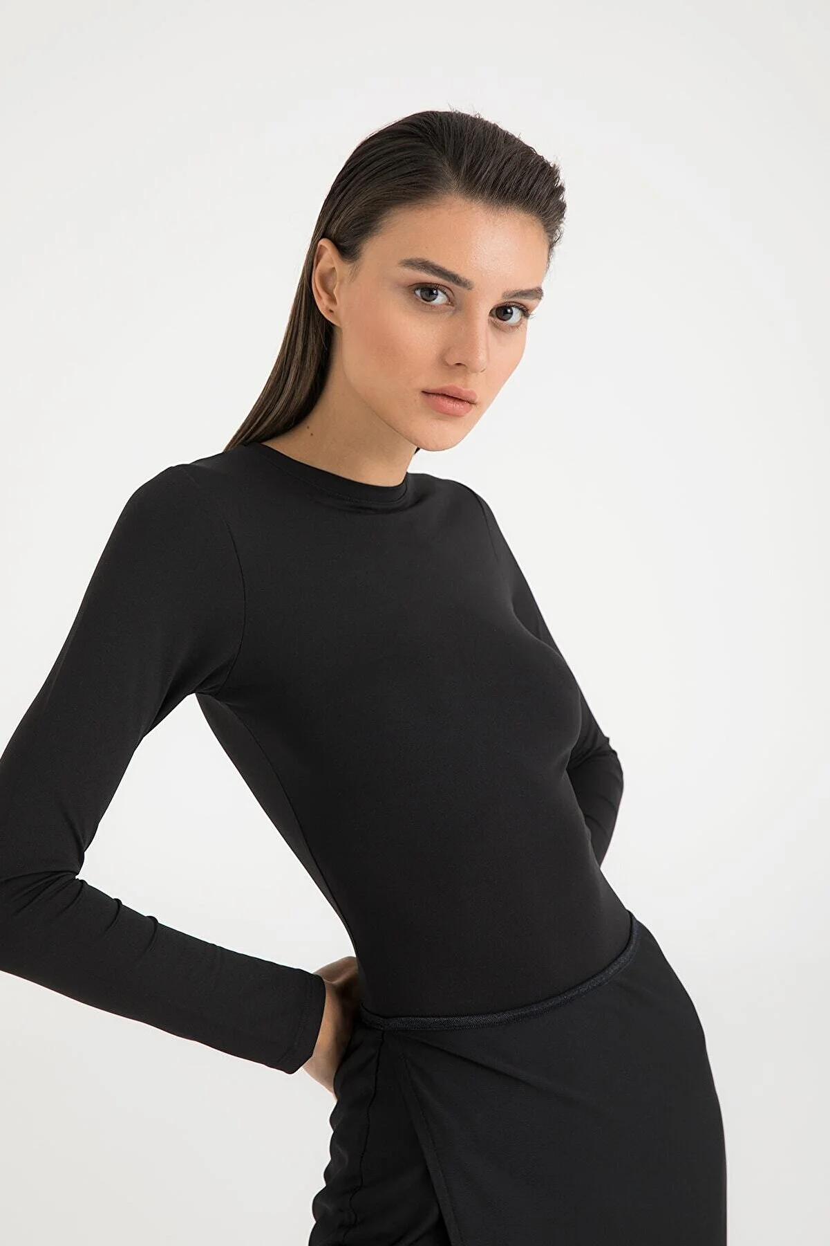 SHEISMONO  Soft-Touch-Rundhalsbluse in Schwarz