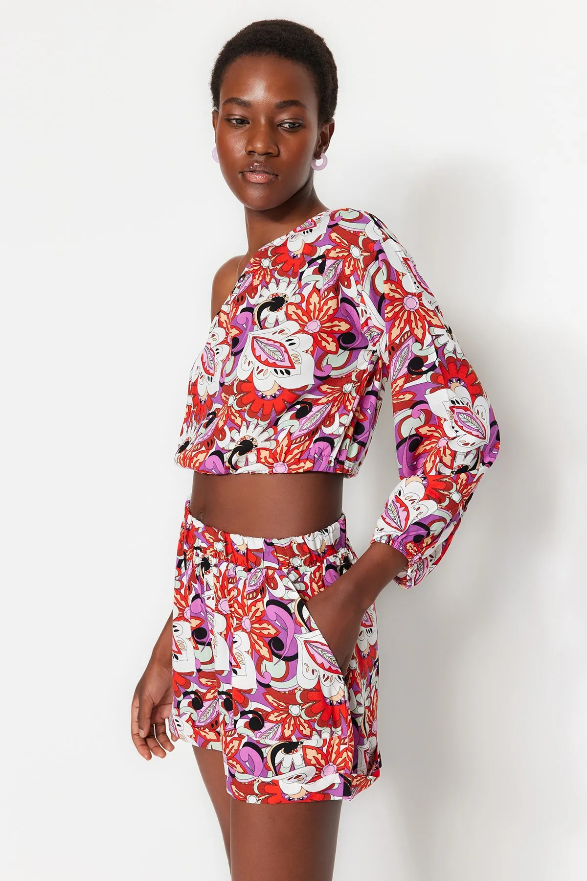 Trendyol Collection  Gewebtes One-Shoulder-Bluse-Shorts-Set mit Blumendruck TBESS21AU0077