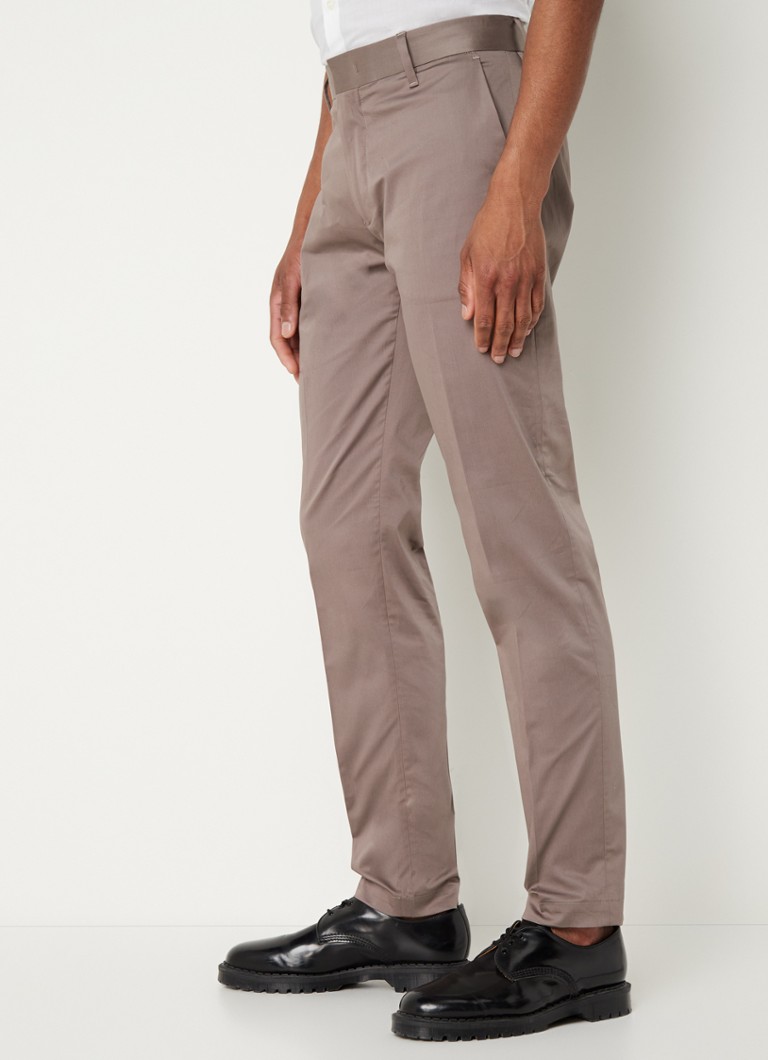 Emporio Armani sašaurinātas piegriezuma chino bikses ar sānu kabatām un elastīgu piegriezumu.