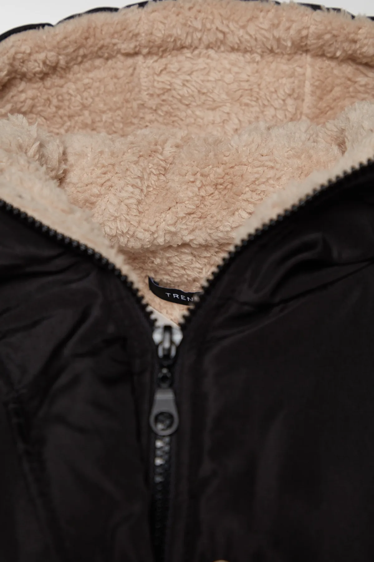 Trendyol Curve  Schwarze Kapuze mit Druckknopf, detaillierte Tasche im Plüschmantel TBBAW23KB00000