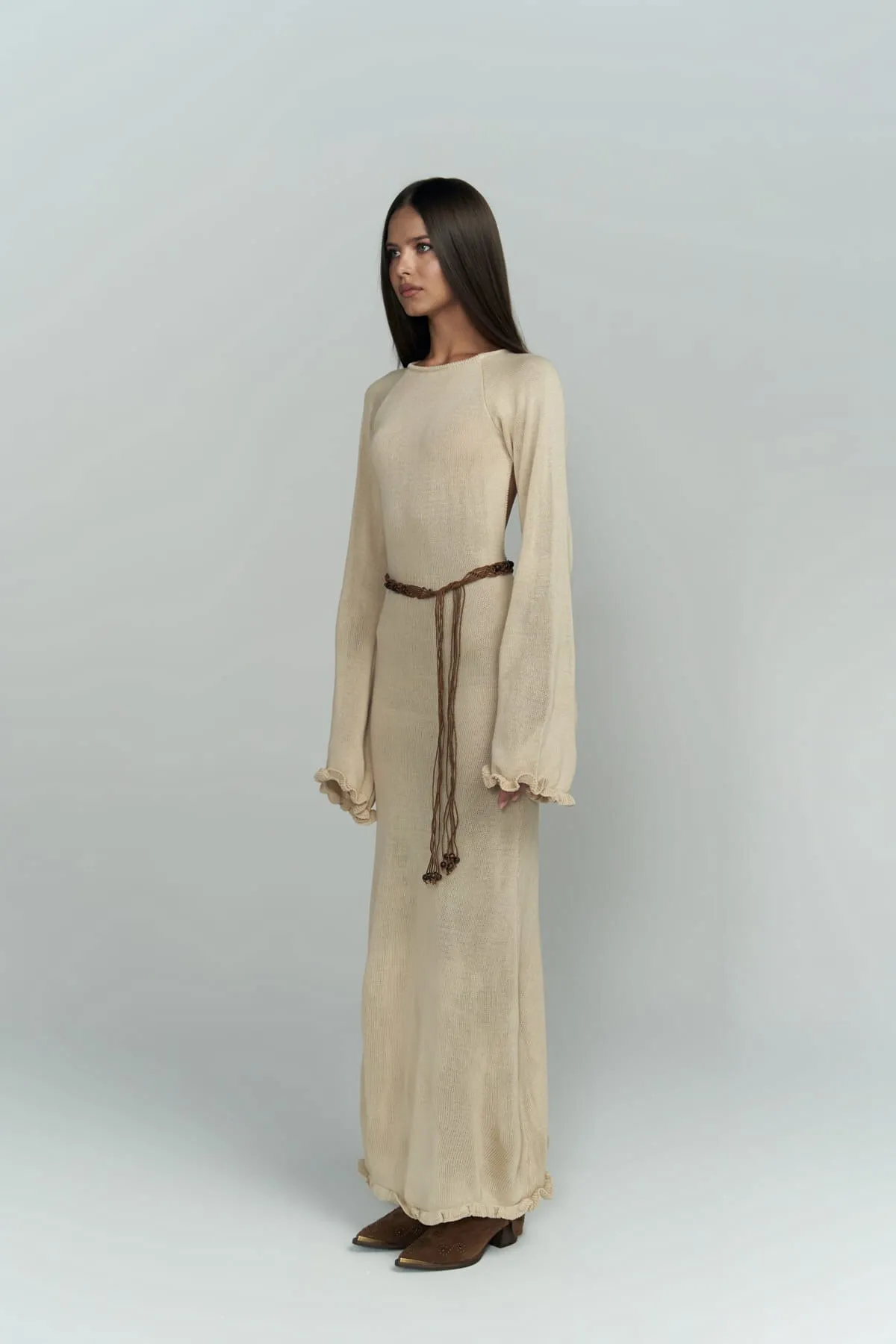 BOHEMAİ  Beigefarbenes Strickkleid mit tiefem Ausschnitt von Angela Back
