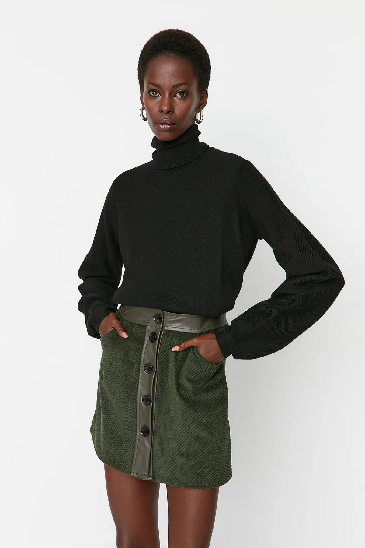 Trendyol Collection  Khakifarbener A-Linien-Minirock aus gewebtem Kunstleder mit Knöpfen TWOAW23ET00255