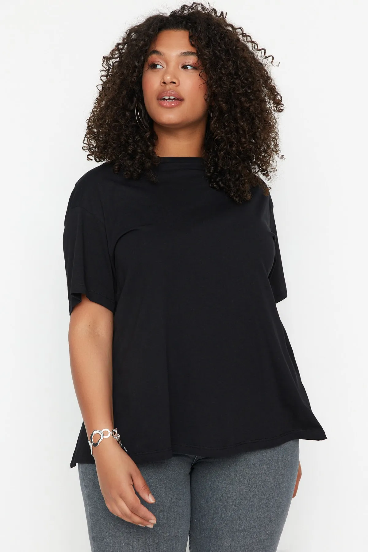 Trendyol Curve  Schwarzes, detailliertes Strick-T-Shirt auf der Rückseite TBSSS22TS0561