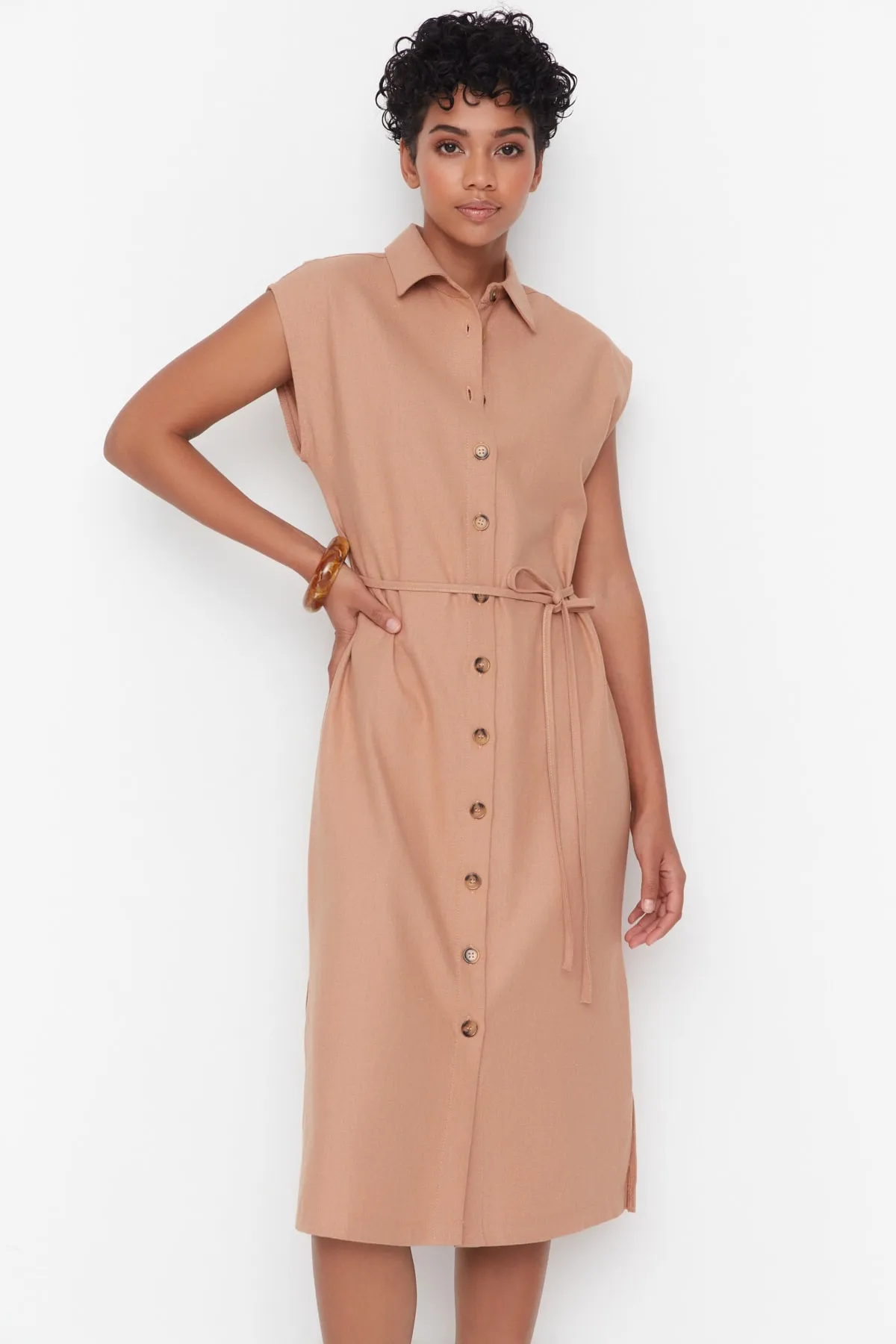 Trendyol Collection  Zimtfarbenes Webkleid mit Gürtel TWOAW23EL00336