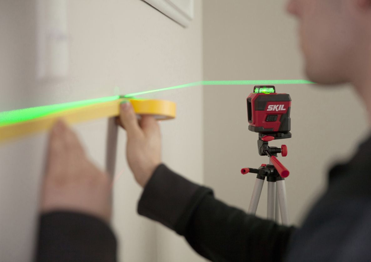 SKIL MT1E1961DA Samonivelirajući laserski nivelator s križnim linijama 360 zeleni + stativ i USB kabel za punjenje