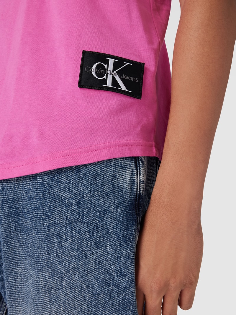 T-Shirt mit Label-Patch in pink