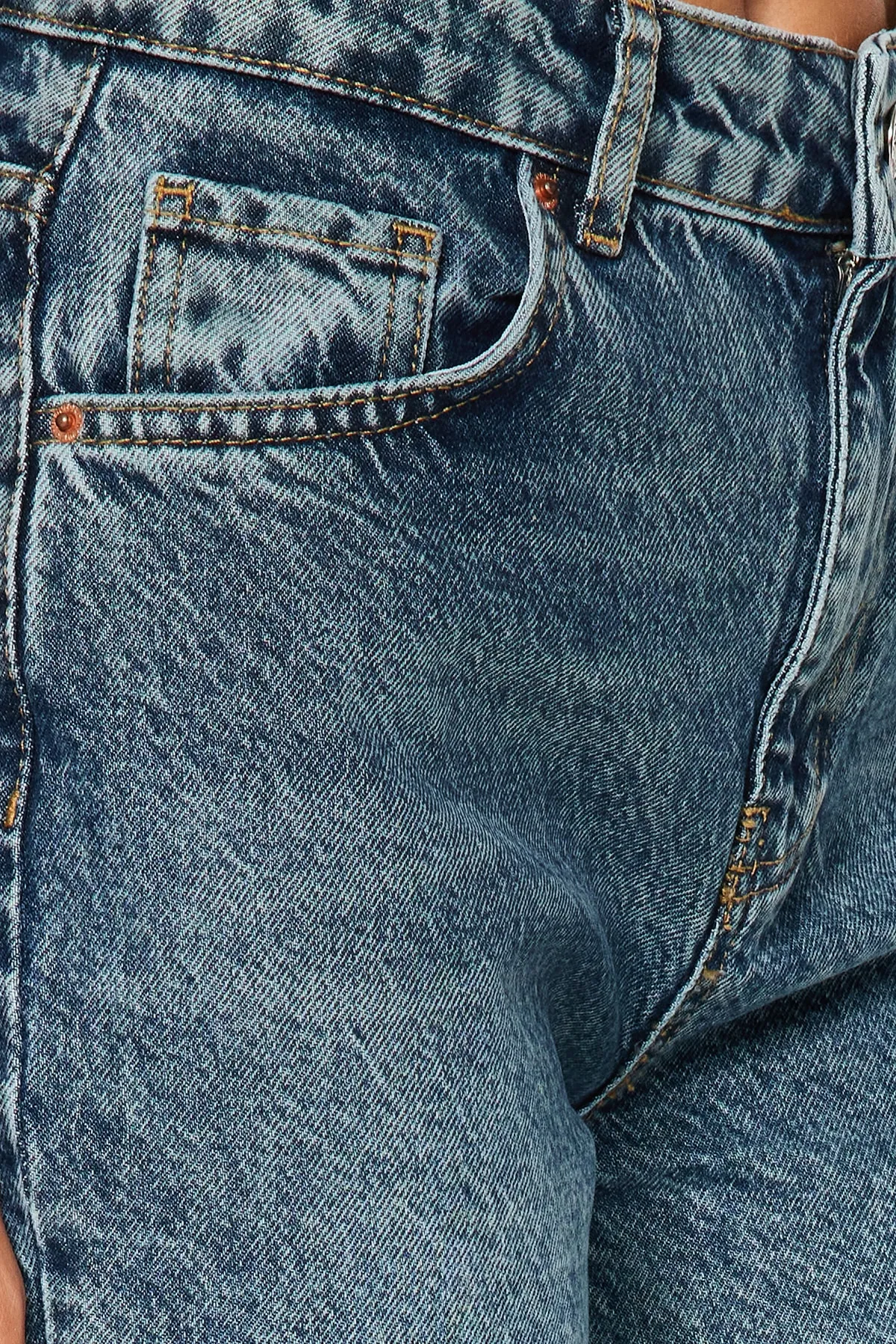 Trendyol Collection  Jeans mit hoher Taille und weitem Bein in blassblauem Vintage-Effekt TWOAW24JE00089