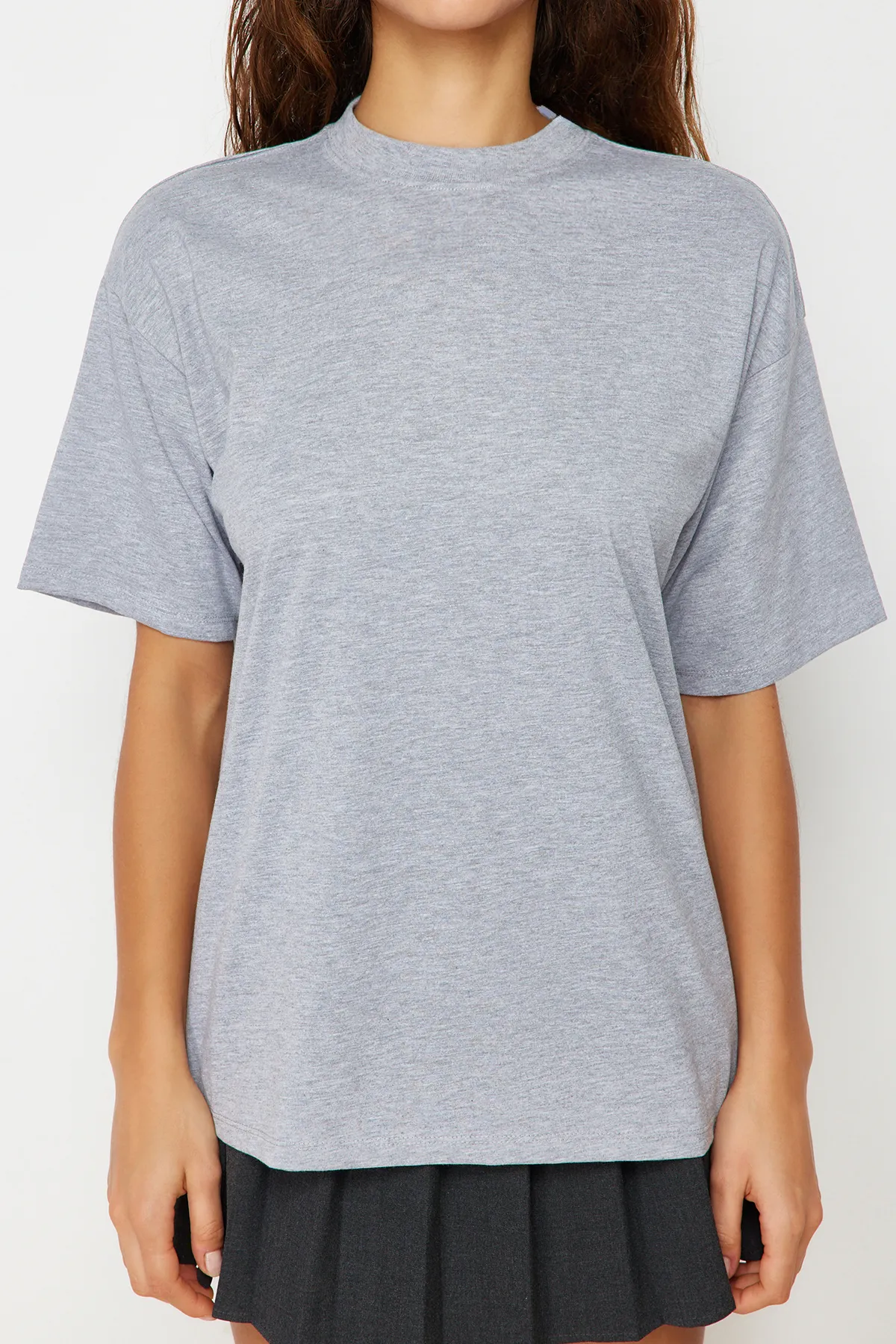 Trendyol Collection  Grau meliertes Premium-Strick-T-Shirt in Übergröße/weiter Passform mit Rundhalsausschnitt TWOSS23TS00040