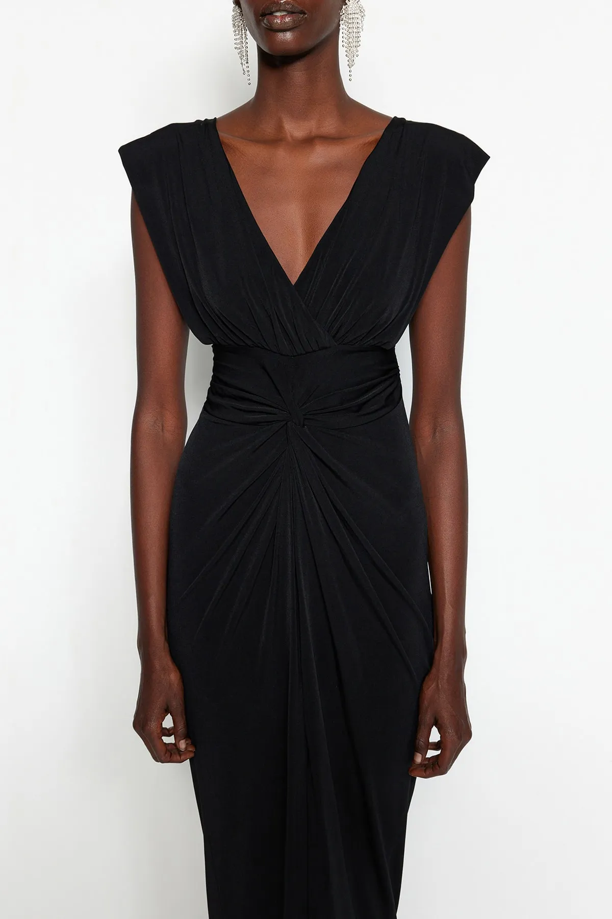 Trendyol Collection  Schwarzes, detailliertes, langes Abendkleid TPRSS22AE0034