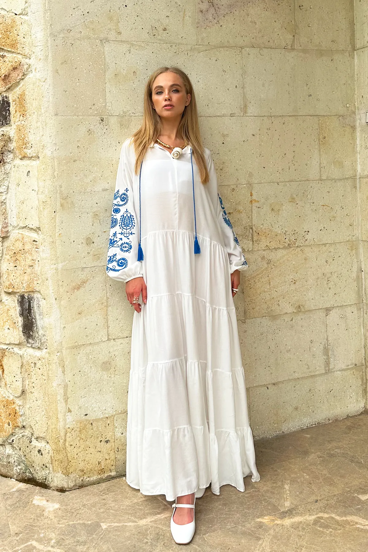 Trend Alaçatı Stili  Weißes Kleid aus gewebter Viskose mit vorherrschendem Kragen, bestickten Ärmeln, Volant und Lagenmuster für Damen ALC-X12188