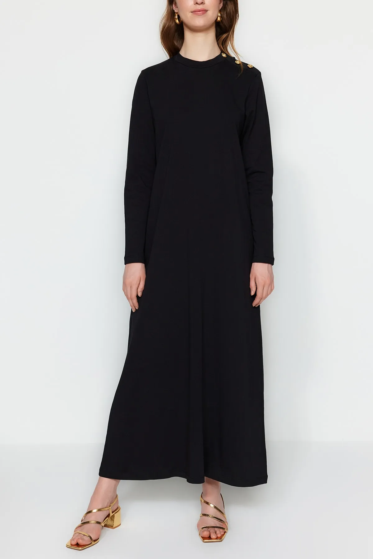 Trendyol Modest  Schwarzes Strickkleid mit Knopfleiste an der Schulter TCTSS23EB00291