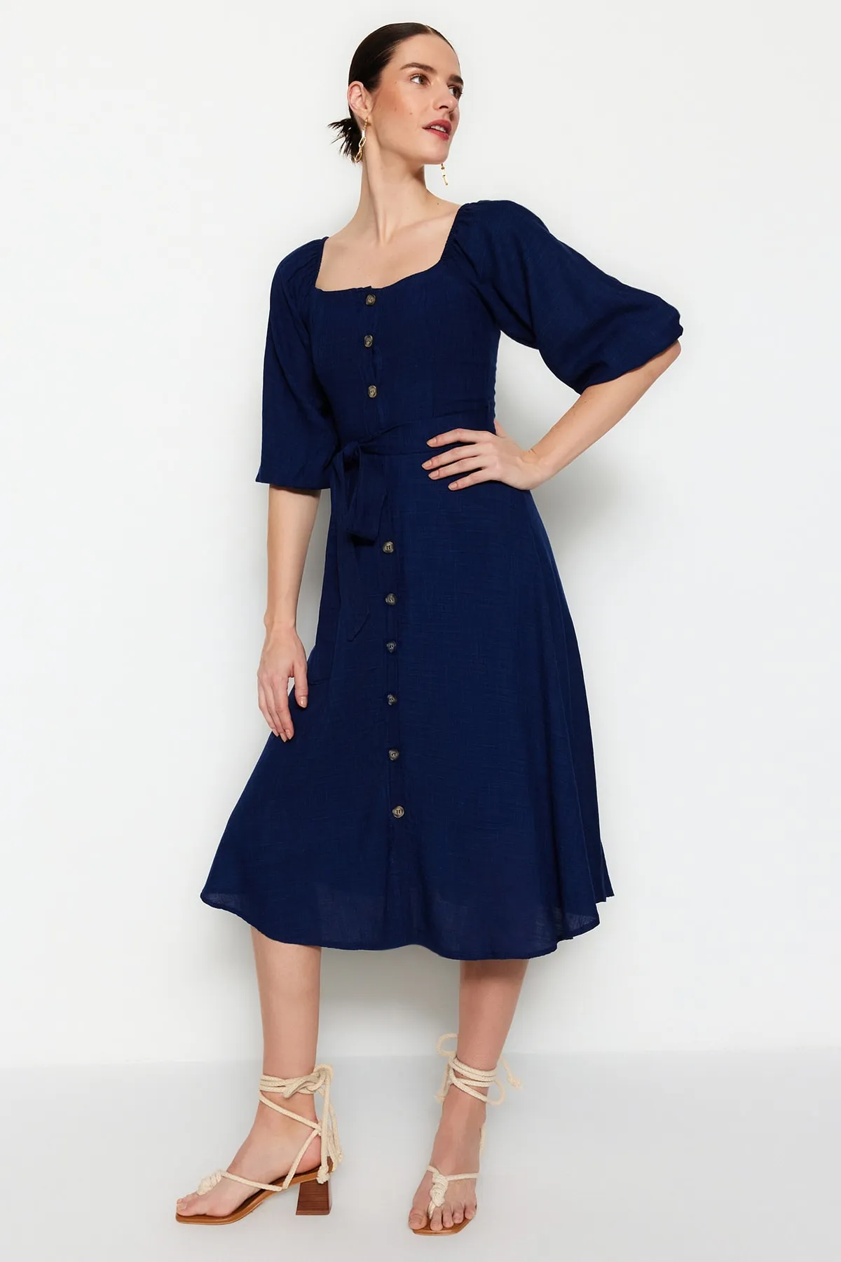 Trendyol Collection  Marineblaues, gewebtes Midikleid mit Gürtel und Knöpfen TWOSS19IE0009