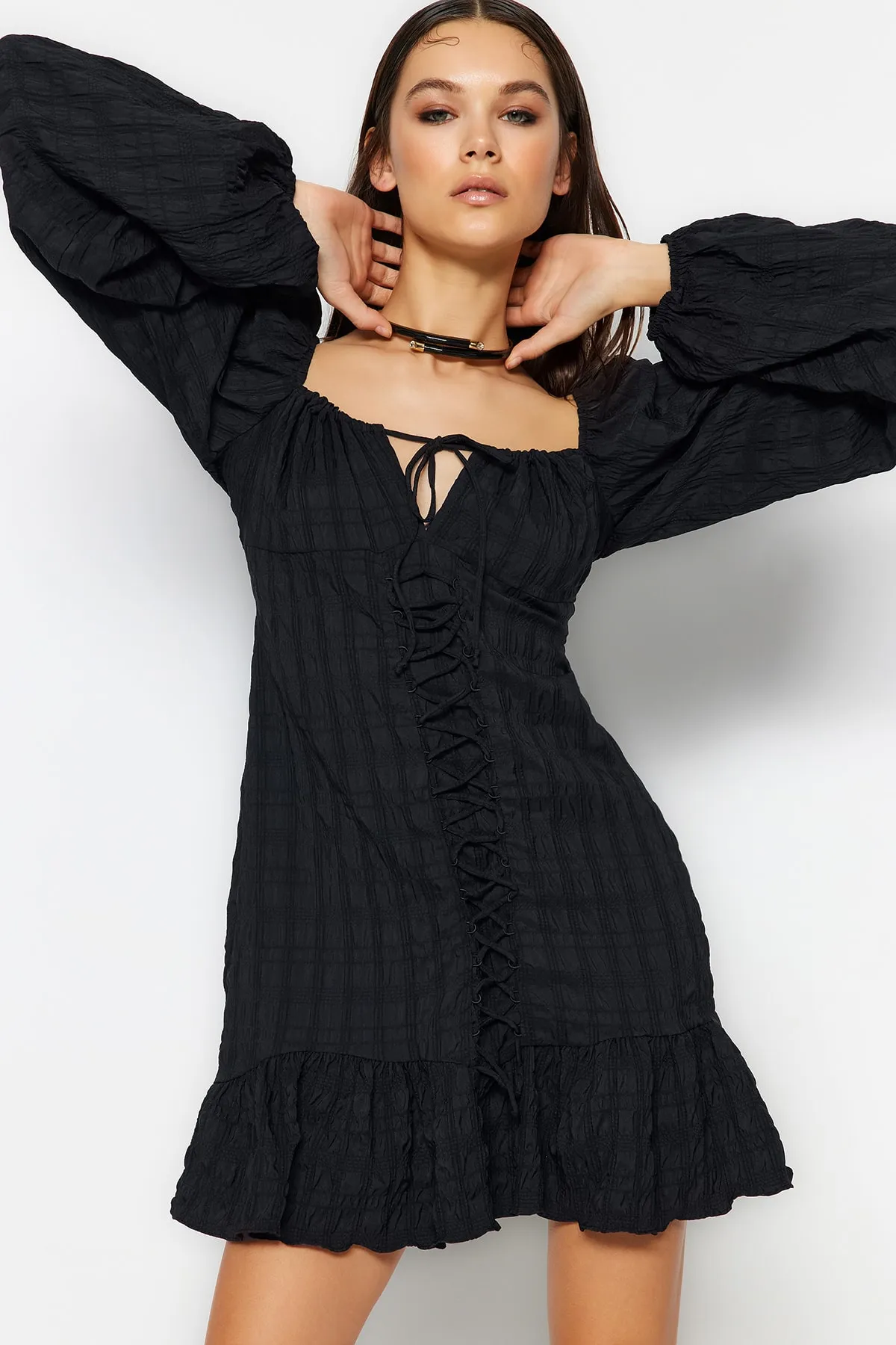 Trendyol Collection  Schwarzes, tailliertes, strukturiertes Abendkleid TPRSS23EL00024
