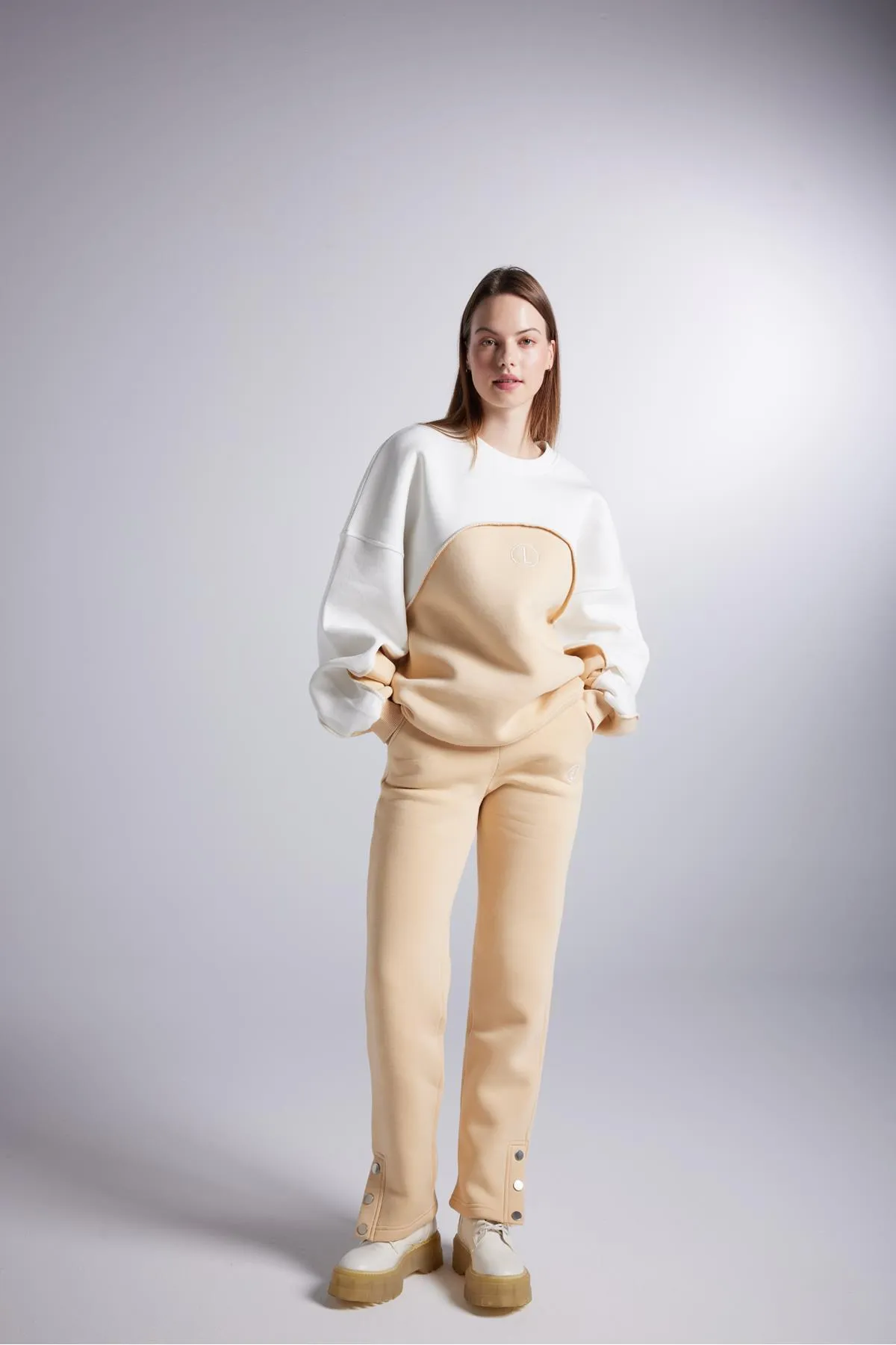 HOLLY LOLLY  Erhöhter 3-Faden-Stoff mit Druckknopfverschluss, elastisch, gerader Schnitt, Nola-Jogginghose, Beige