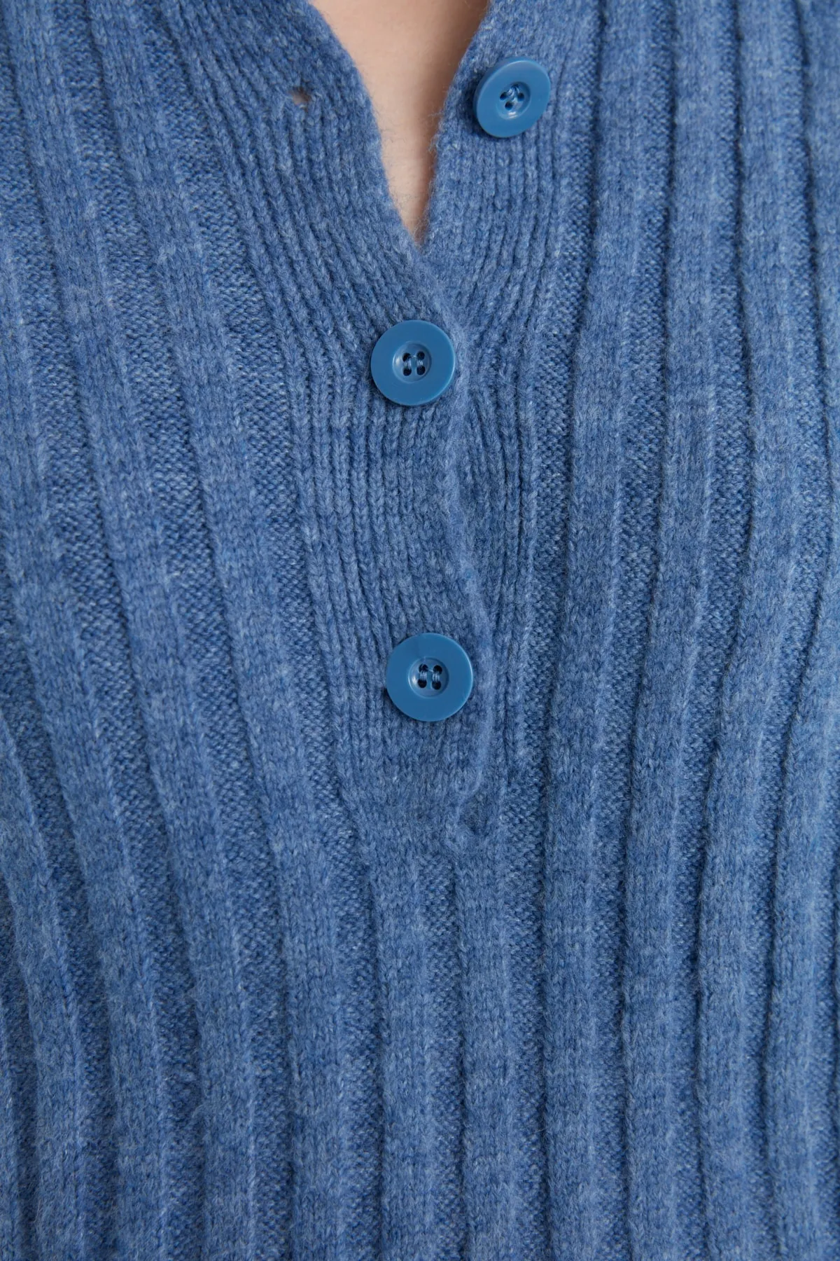 Trendyol Collection  Blauer, weich strukturierter Strickpullover mit Stehkragen und weiter Passform TWOAW21KZ0783
