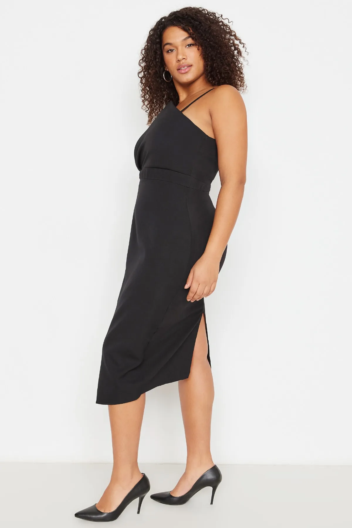 Trendyol Curve  Schwarzes, figurbetontes, asymmetrisch geschnittenes Webkleid TBSSS22AH00039