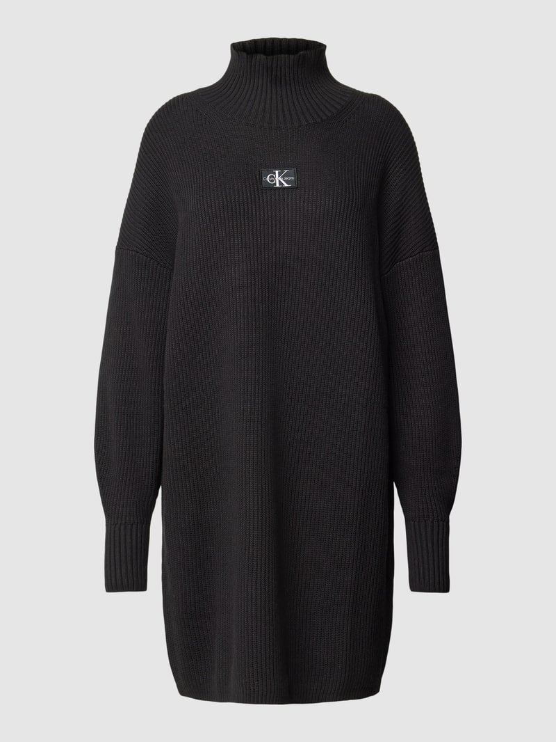 Strickkleid mit Stehkragen und Label-Patch in schwarz