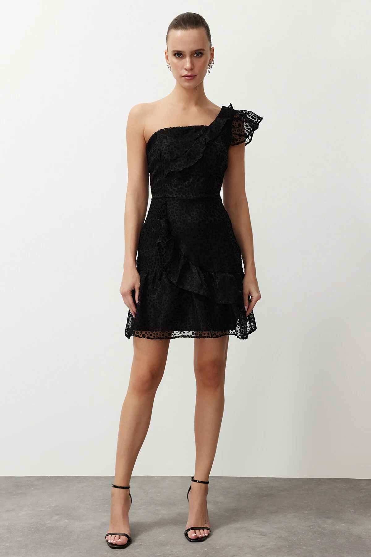 Trendyol Collection  Schwarzes, elegantes Abendkleid aus Spitze mit einem Ärmel und Gürtelöffnung TPRSS24EL00155