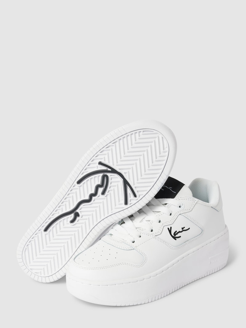 Plateau-Sneaker mit Label-Details in weiss
