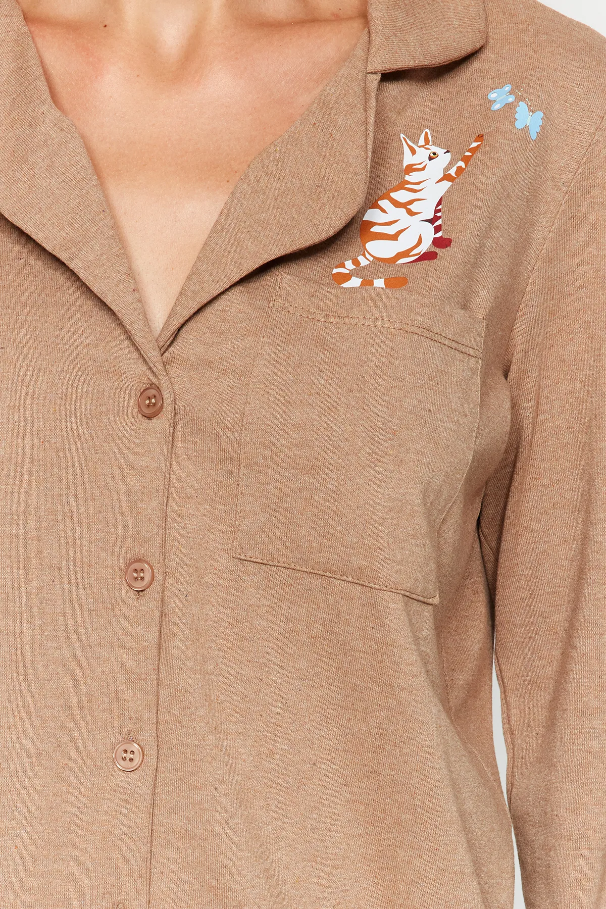 Trendyol Collection  Braunes, gestricktes Pyjama-Set mit Hemd und Hose aus Baumwolle mit Katzenmuster THMAW24PT00008