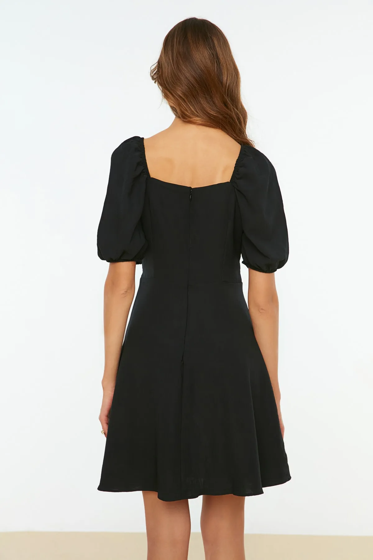 Trendyol Collection  Schwarzes A-Linien-Minikleid aus Webstoff mit Ballonärmeln TWOSS20EL2314