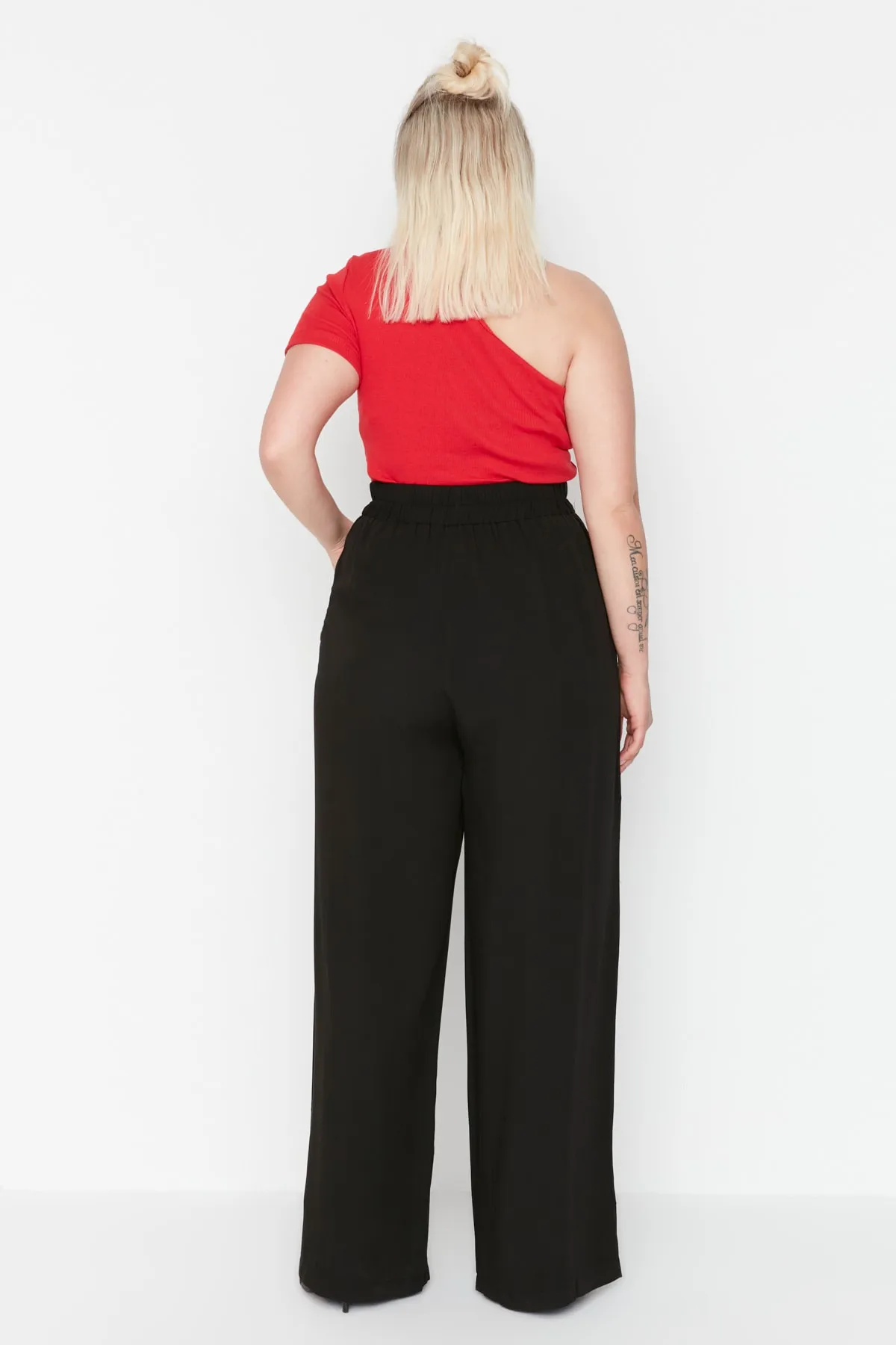 Trendyol Curve  Schwarze Hose aus gewebter Viskose TBBSS22PL00013