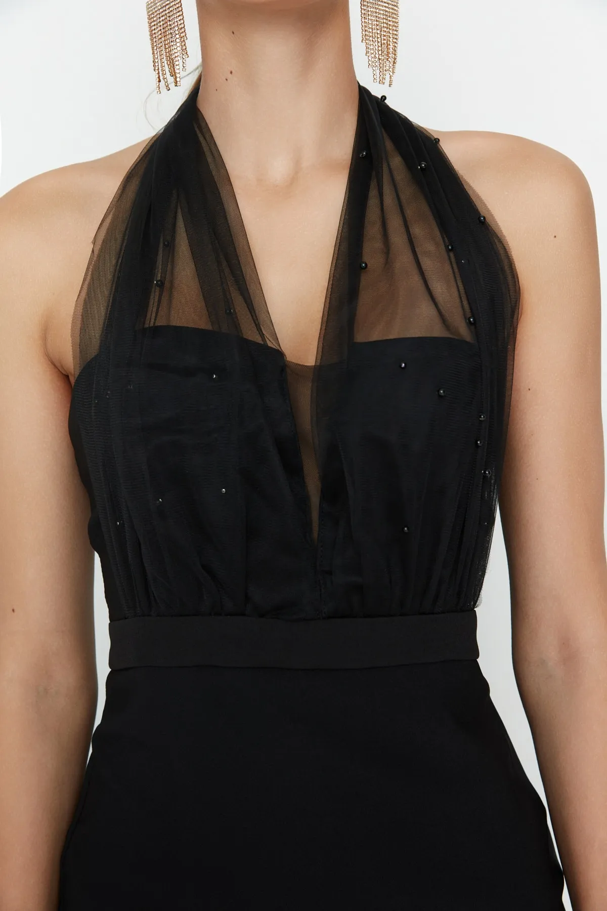 Trendyol Collection  Schwarzes, figurbetontes, gefüttertes, langes Abendkleid mit gewebten Accessoires TPRSS20AE0086